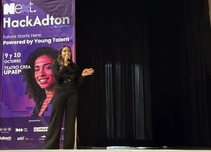 HackAdton 2026: Cómo una competencia MadTech está redefiniendo el paso de la universidad al empleo profesional en marketing y tecnología. Imagen: IA.